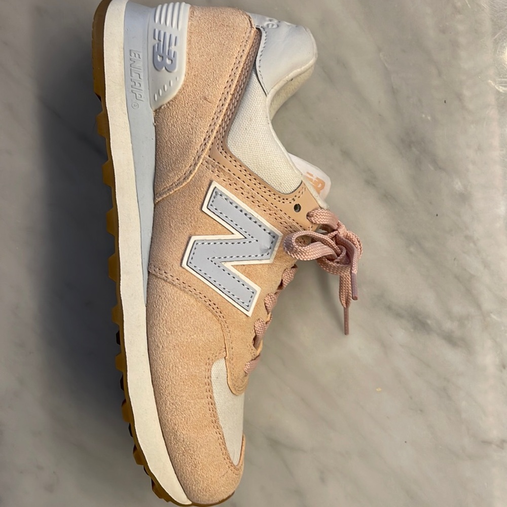 Womens new balance shoes. Size 7.5.